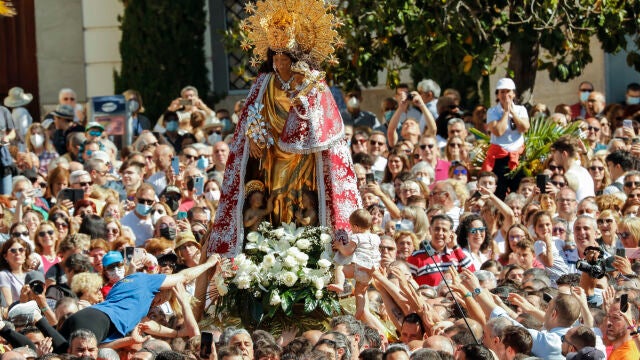 Tras tres años de parón por la pandemia, miles de valencianos han participaron ayer en el tradicional traslado de la imagen de la Virgen de los Desamparados.
