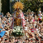 Tras tres años de parón por la pandemia, miles de valencianos han participaron ayer en el tradicional traslado de la imagen de la Virgen de los Desamparados.