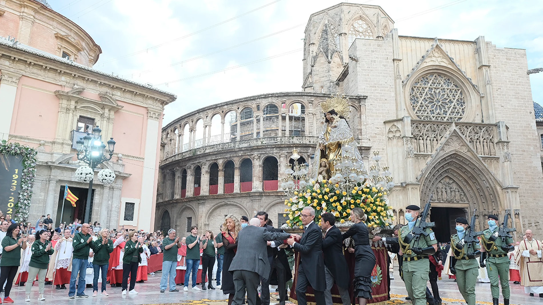 La imagen de la Mare de Déu recorre las calles del centro histórico en la solemne procesión vespertina