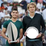 Carlos Alcaraz y Alexander Zverev, con sus trofeos después de la final del Mutua Madrid Open.