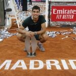 Carlos Alcaraz posa con el trofeo de campeón del Mutua Madrid Open tras derrotar a Zverev en la final