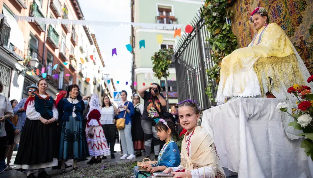 La Fiesta de las Mayas de Lavapies se celebra el primer domingo de Mayo en el entorno de la madrileña plaza de Lavapies y la iglesia de San Lorenzo. Los vecinos acuden con antiguos trajes castellanos y goyescos de Madrid para bailar los bailes tradicionales, como jotas.