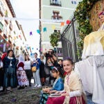 La Fiesta de las Mayas de Lavapies se celebra el primer domingo de Mayo en el entorno de la madrileña plaza de Lavapies y la iglesia de San Lorenzo. Los vecinos acuden con antiguos trajes castellanos y goyescos de Madrid para bailar los bailes tradicionales, como jotas.