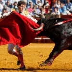 SEVILLA, 08/05/2022.- El diestro Manuel Escribano durante el decimocuerto festejo de abono de la Feria de Abril celebrado hoy domingo en la Real Maestranza de Sevilla. EFE/José Manuel Vidal.