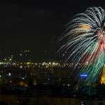 Imagen de los tradicionales fuegos artificiales que han iluminado hoy sábado el cielo de Sevilla y que dan por finalizada la Feria de Abril que se ha celebrado desde el 1 de mayo en la capital andaluza. EFE/ Raúl Caro.