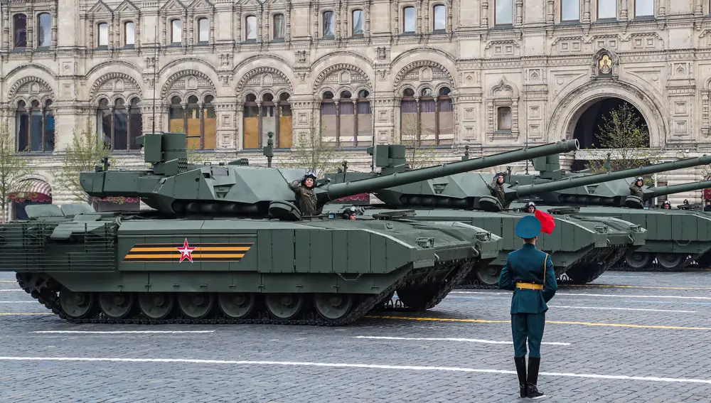 Varios carros de combate en el desfile en la capital rusa