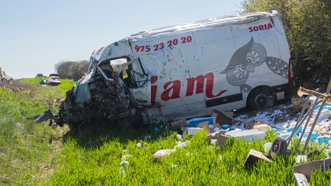 Accidente mortal de tráfico al colisionar una furgoneta con un turismo en la N-234