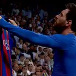 Messi, enseñando la camiseta a la afición del Bernabéu.