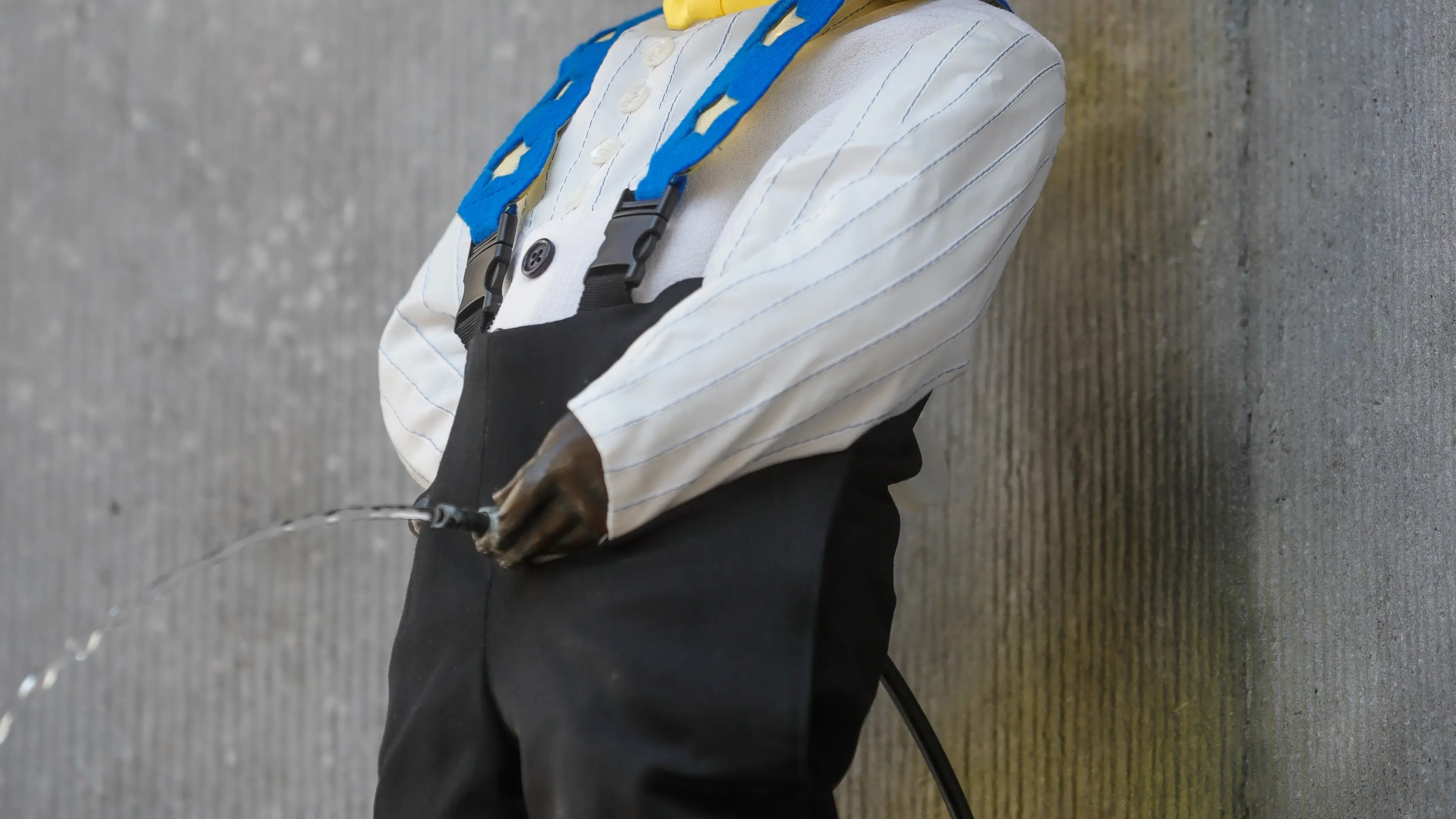 Manneken-Pis vestido con ropa de la Unión Europea.