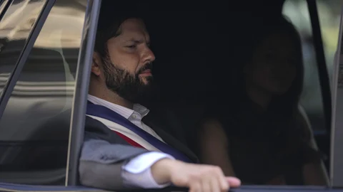 El nuevo presidente de Chile, Gabriel Boric, y la primera dama, Irina Karamanos, son conducidos a la Catedral para asistir a un himno de celebración del Te Deum, en Santiago, Chile, el 12 de marzo de 2022.