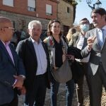 El consejero de Medio Ambiente, Vivienda y Ordenación del Territorio, Juan Carlos Suárez-Quiñones y la directora general de Biodiversidad, Bosques y Desertificación del Miteco, María Jesús Rodríguez, presentan el simulacro