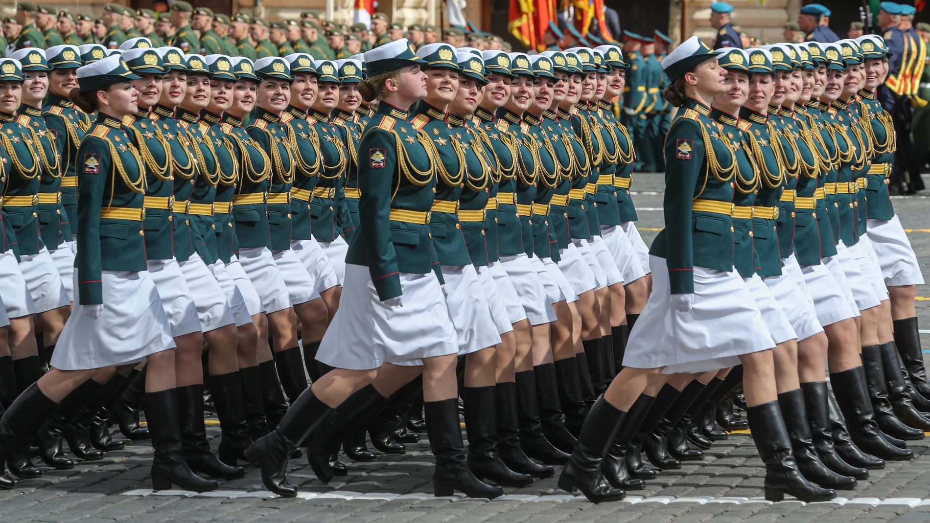 Mujeres soldado durante el desfile en Moscú