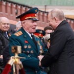 Vladimir Putin saluda a un veterano de guerra ruso en el desfile del Día de la Victoria en la Plaza Roja de Moscú