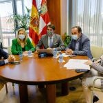 El consejero de Medio Ambiente, Juan Carlos Suárez Quiñones presenta el Proyecto Cúpula de la Energía junto a Benito serrano y Yolanda de Gregorio, entre otros