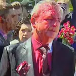 El embajador ruso Sergey Andreev fue cubierto con pintura roja en un acto por los soldados rusos caídos en la guerra