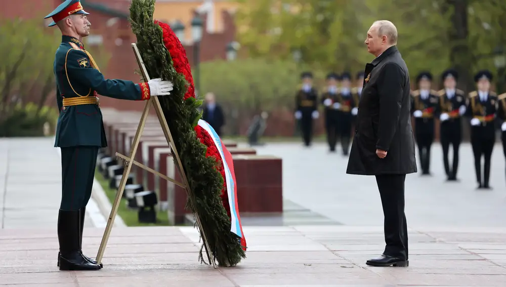Vladimir Putin en una ceremonia floral ante la tumba del soldado desconocido
