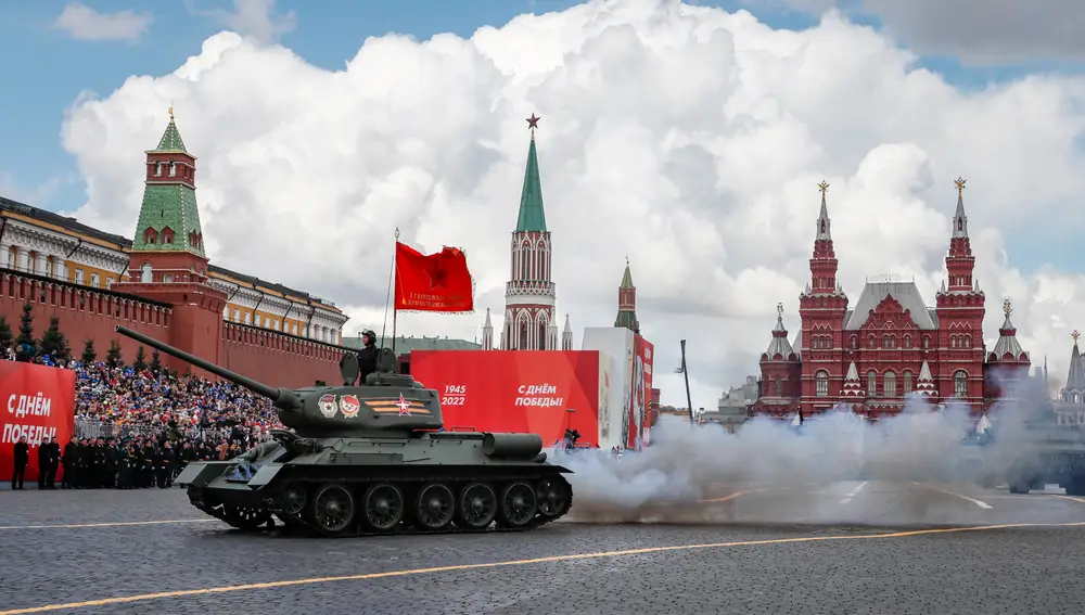 Un tanque T-34 de la era soviética participa en el desfile militar del Día de la Victoria en la Plaza Roja de Moscú