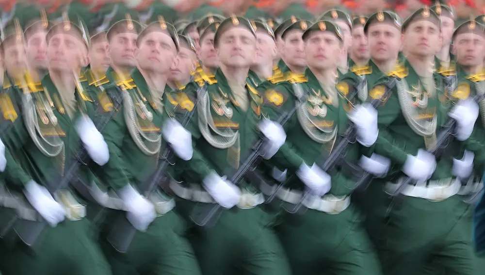 Soldados rusos en el desfile, que ha contado con la participación de 10.000 personas