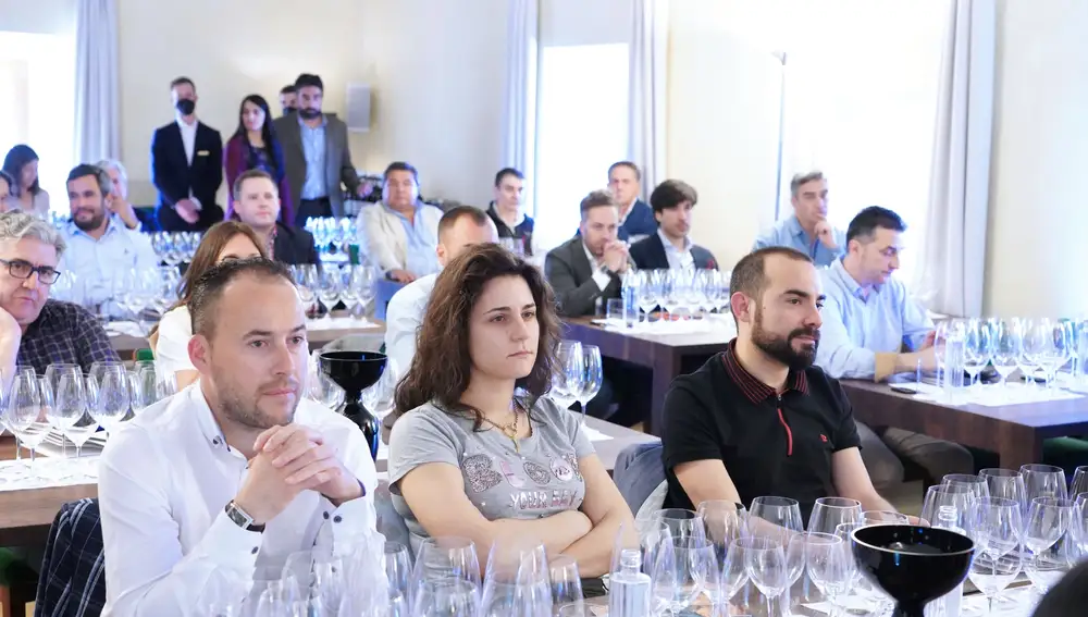 Catadores, distribuidores y bodegueros asistentes a la cata de las diez añadas del blanco de guarda LeDomaine de Abadía Retuerta