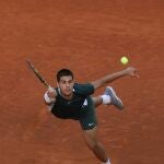 Carlos Alcaraz volea durante la final del Mutua Madrid Open