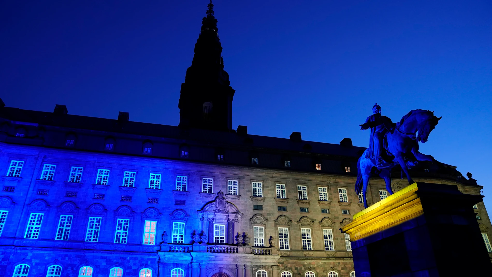 Copenhagen (Denmark), 09/05/2022.- The blue and yellow national colors of Ukraine illuminate the facade of The Danish Parliament, Christiansborg Castle, in Copenhagen, Denmark, 09 May 2022, on the occasion of Europe Day. Europe Day, observed annually on 09 May, marks the unity of the European continent and the anniversary of the historic 'Schuman Declaration,' considered to be the founding moment of today's European Union. (Abierto, Dinamarca, Rusia, Ucrania, Copenhague) EFE/EPA/Liselotte Sabroe DENMARK OUT