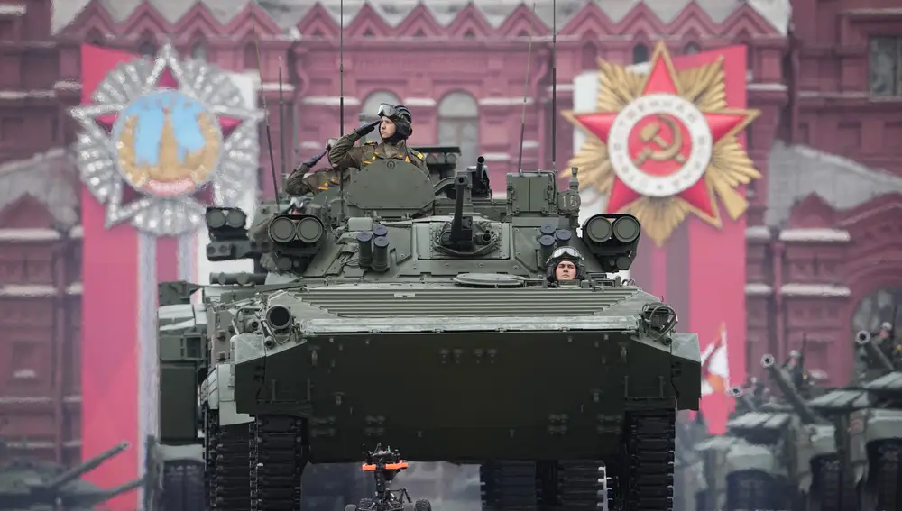 Vehículos militares rusos durante el desfile militar del Día de la Victoria en Moscú
