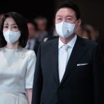 El presidente surcoreano Yoon Suk Yeol y la primera dama Kim Keon-hee en Seúl