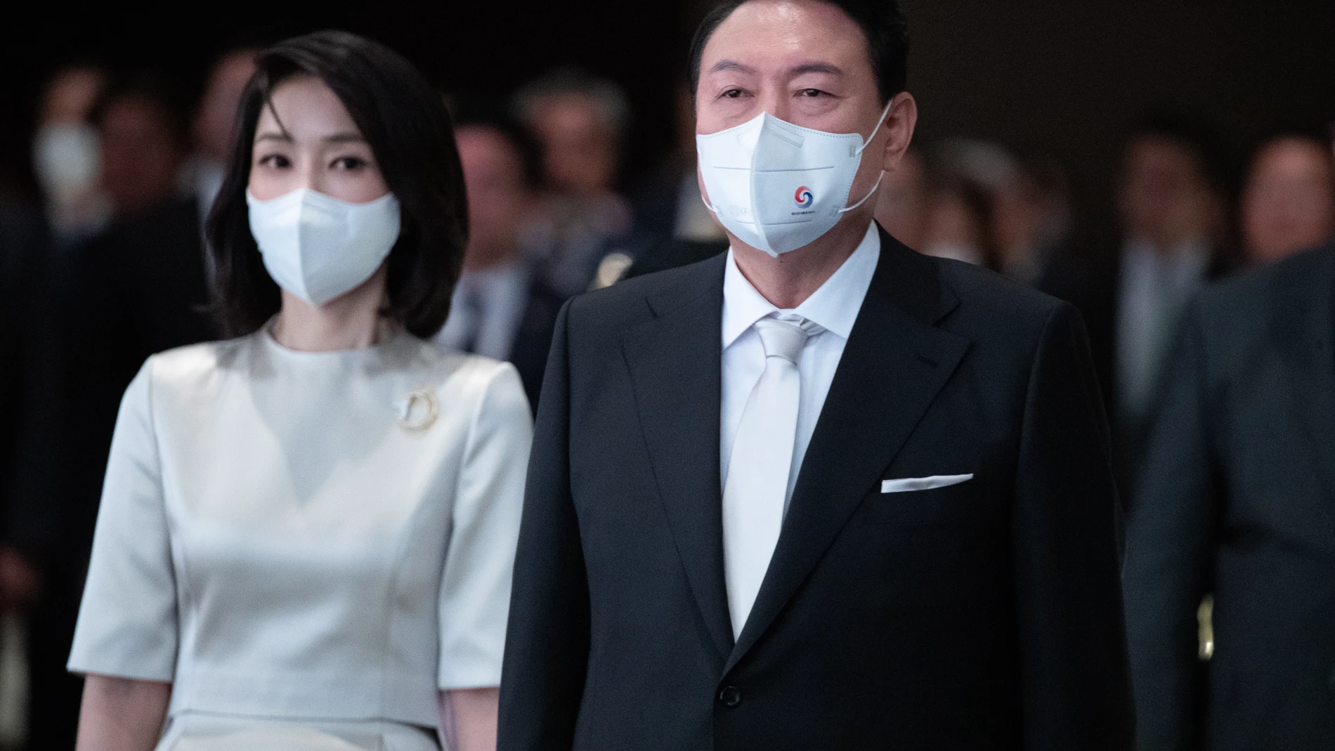 El presidente surcoreano Yoon Suk Yeol y la primera dama Kim Keon-hee en Seúl