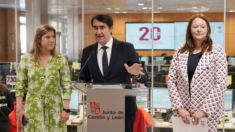 El consejero de Medio Ambiente, Vivienda y Ordenación del Territorio, Juan Carlos Suárez-Quiñones, presenta el balance de actividad del Centro de Emergencias 1-1-2 en 2021. Junto a él, la directora de la Agencia de Protección Civil, Irene Cortés, y la delegada de la Junta en Valladolid, Raquel Alonso