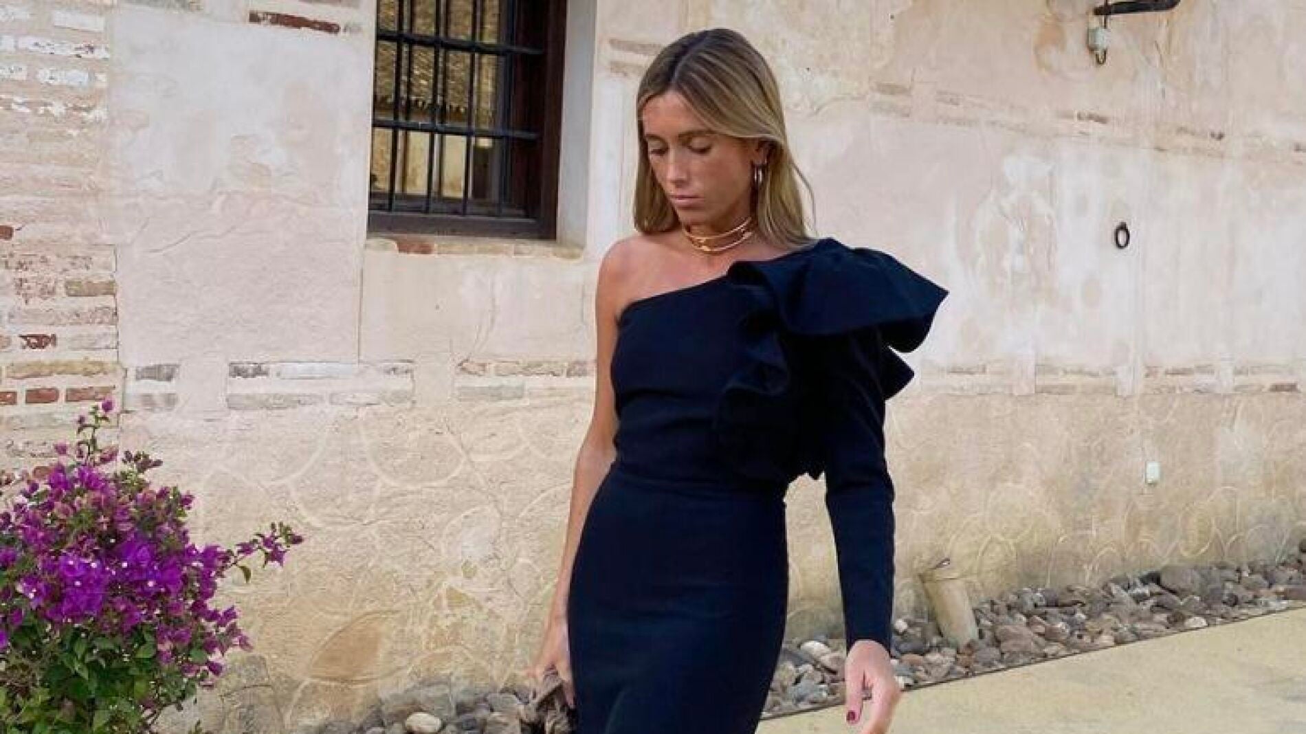 Necesitamos este vestido negro con volantes de Panambi para ser la