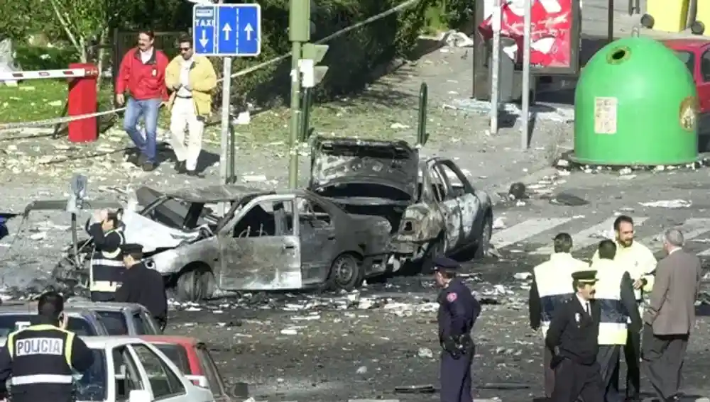 ETA asesinó en el atentado con coche-bomba al juez Querol, a su chófer y escolta y a un conductor de autobús el 30 de octubre de 2000