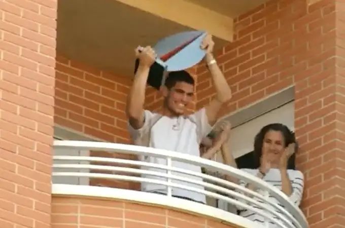 Alcaraz, el vecino del tercero que se asoma al balcón y enseña el trofeo de Madrid: así fue recibido en El Palmar (vídeo) 