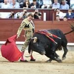 El torero Javier Cortés da un pase a su primer toro durante el tercer festejo de la Feria de San Isidro con toros de la ganadería de El Pilar, este martes en Las Ventas.