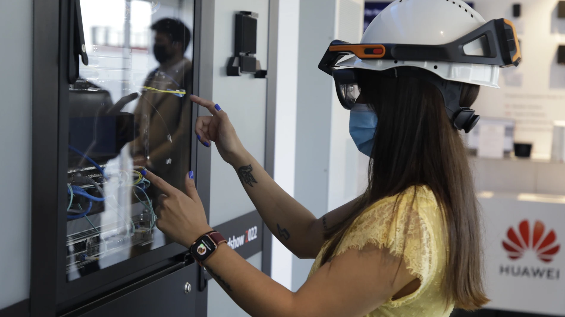 Casco con videollamada que permite conectar con un experto en remoto y ver en las lentes indicaciones mediante realidad aumentada