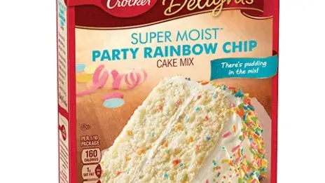 Preparado para preparar pastel &quot;Super Moist Party Rainbow Chip&quot; de la empresa &quot;Betty Crocker&quot; | Fuente: bettycrocker.lat