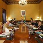 Juanma Moreno, al fondo, antes de la reunión del Consejo de Gobierno celebrada este martes