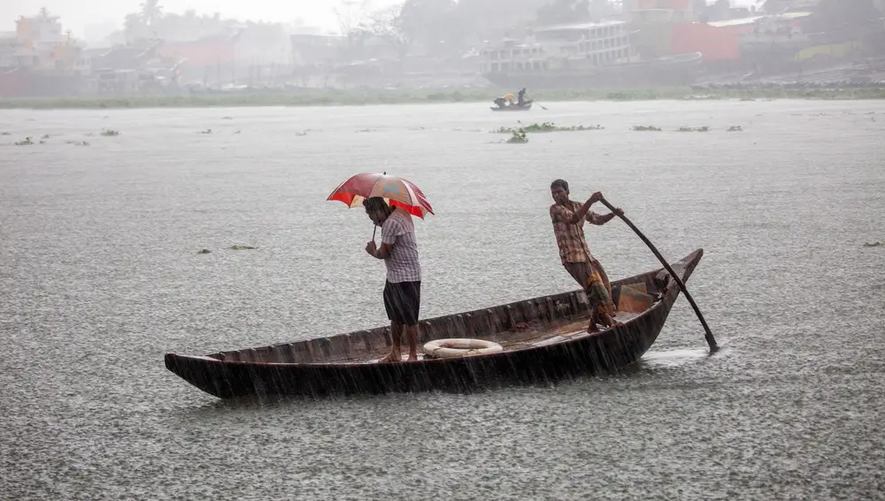 -FOTODELDÍA- DACA (BANGLADESH), 10/05/2022.- Dos hombres cruzan el río Buriganga durante la lluvia y las duras condiciones causadas por el ciclón Asani en Dhaka, Bangladesh, el 10 de mayo de 2022. EFE/Monirul Alam