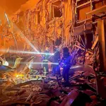Bomberos en un centro comercial de Odesa atacado por tropas rusas