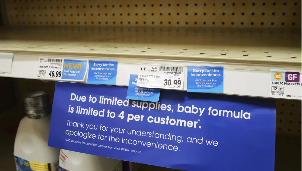 Un letrero de &quot;debido a los suministros limitados&quot; se muestra en el estante de la fórmula para bebés en una tienda de comestibles en Salt Lake City