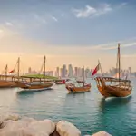 Imagen de varios barcos atracados en la bahía de la ciudad árabe