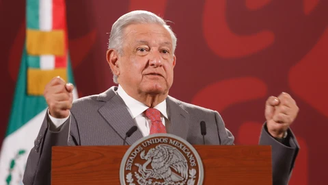 MEX3544. CIUDAD DE MÉXICO (MÉXICO), 10/05/2022.- El presidente de México, Andrés Manuel López Obrador, ofrece una rueda de prensa matutina hoy, en el Palacio Nacional, en Ciudad de México (México). López Obrador avisó este martes que podría no asistir a la Cumbre de las Américas, programada para junio próximo en California, si Estados Unidos no invita a todos los países re la región. EFE/ Isaac Esquivel