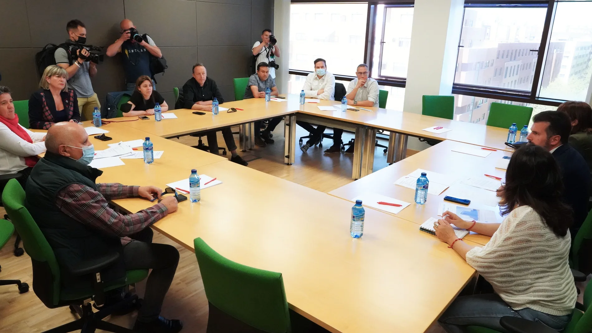 Reunión del secretario general del PSOECyL y portavoz en las Cortes, Luis Tudanca, con el comité de empresa de la factoría del Grupo Siro en Venta de Baños (Palencia)