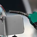 Un hombre se abastece de gasolina en una estación de servicio