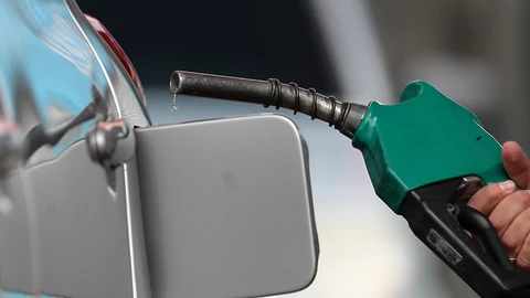 Un hombre se abastece de gasolina en una estación de servicio