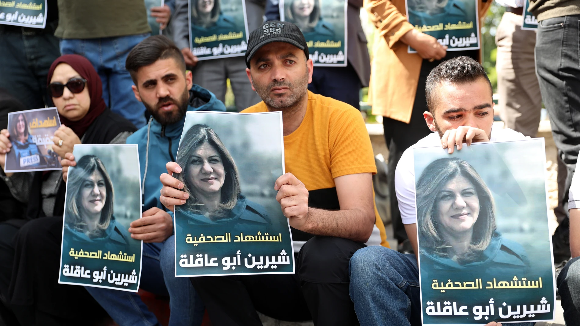 Hebron (-), 11/05/2022.- Palestinian journalists hold portraits of Al Jazeera journalist Shireen Abu Akleh, who was killed by gunfire in Jenin, during a protest in the West Bank city of Hebron, 11 May 2022. According to the Palestinian health ministry, Al Jazeera journalist Shireen Abu Akleh was shot and killed on 11 May 2022 by Israeli forces during an Israeli raid in the West Bank town of Jenin. (Protestas, Incendio) EFE/EPA/ABED AL HASHLAMOUN