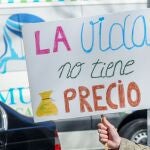 Una pancarta que reza 'La vida no tiene precio' en una marcha antiabortista