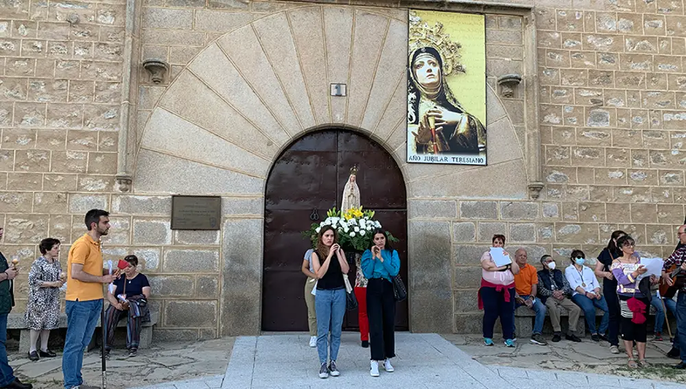 Procesión y rosario en Honor a la Virgen de Fátima