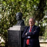 Manuel Valentín Gamazo, abogado, junto al monumento al fundador del Rotary Club, Paul Harris, en el Parque del Oeste de Madridde Madrid