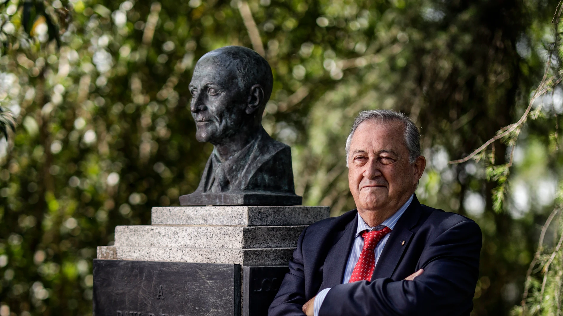Manuel Valentín Gamazo, abogado, junto al monumento al fundador del Rotary Club, Paul Harris, en el Parque del Oeste de Madridde Madrid
