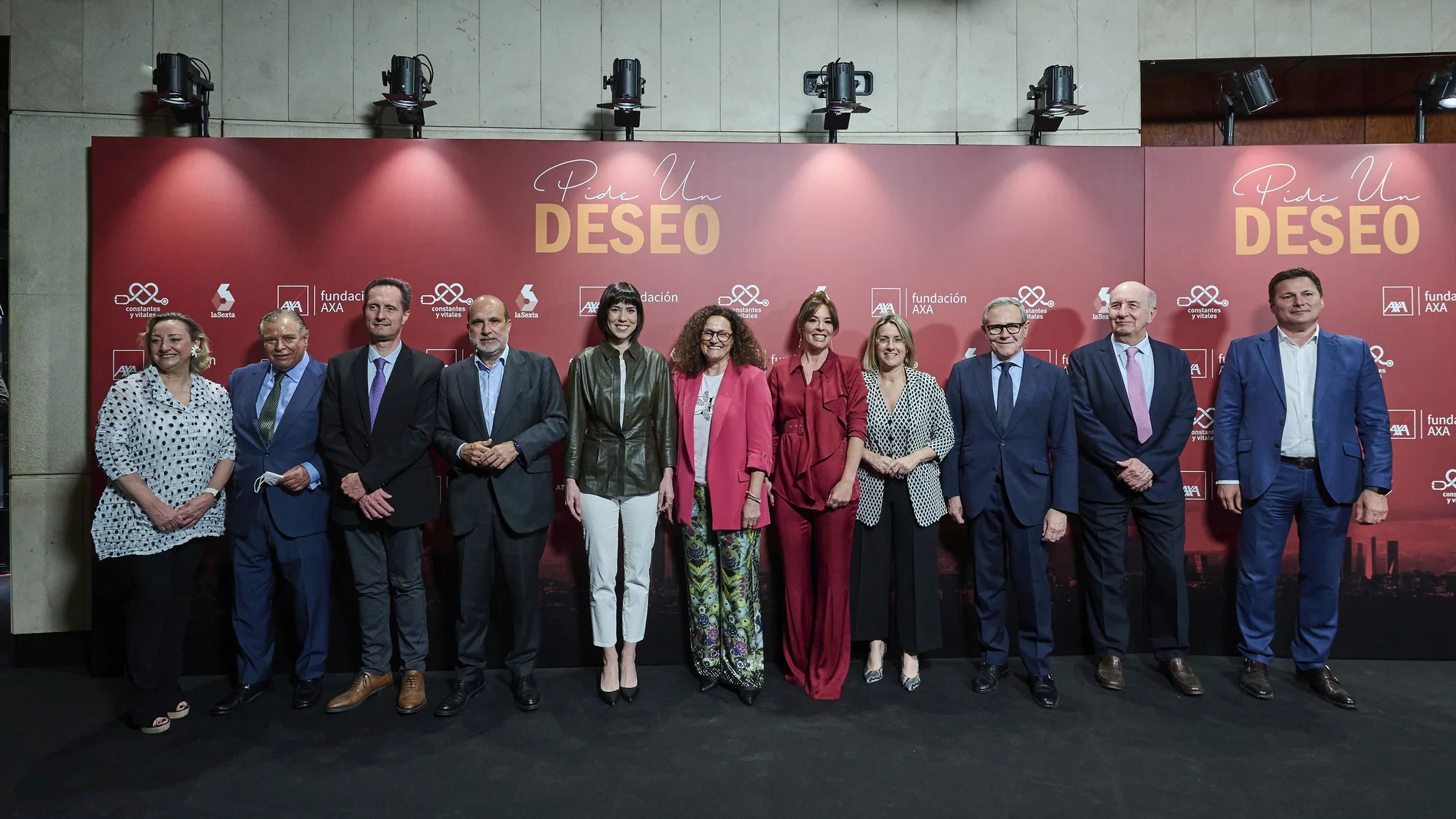 Foto de familia de las personalidades que acudieron al estreno